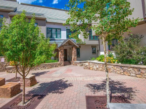 Highlands Slopeside Townhome #18 3 Bedroom Condo by RedAwning