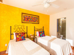 Casa Lotería -Pueblito Sayulita- Colorful, Family and Relax Experience with Private Parking and Pool