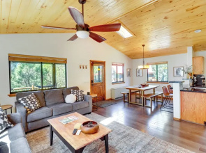 Pet-friendly Show Low Cabin w/ Patio & Gas Grill!