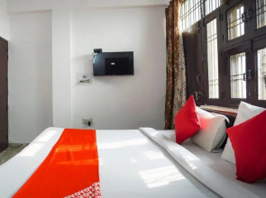 OYO 66305 Noida Palace