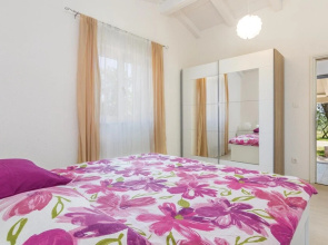 Beautiful Home in Cubani With Wifi and 2 Bedrooms