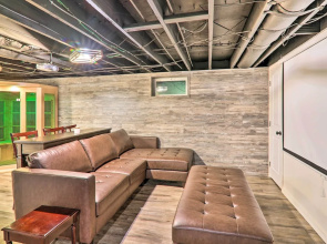 Sunroom, Fire Pit + Sauna: Lake Locust Village Gem