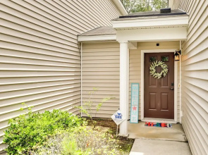Charming North Charleston Townhome - Pets Welcome!
