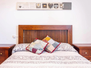 Apartamento con terraza y piscina