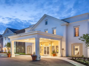 Patrick Henry Square by KEES Vacations