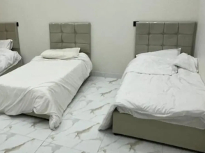 Chalet - Sleeps 9 & Free Parking