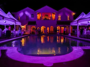 Summerhill, 8BR by Jamaican Treasures