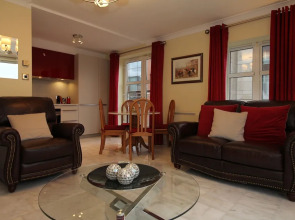 Luxury City River View Apartment