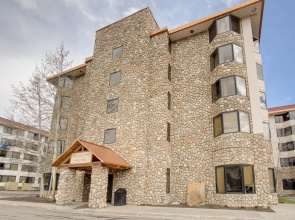 Ski-in/ski-out Crested Butte Studio w/ Pool Access
