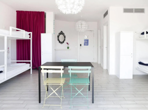 Meet Gardalake Hostel