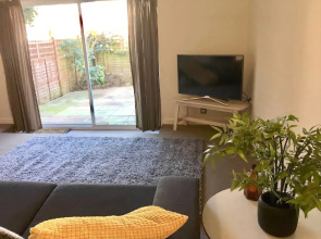 iRelocate - Garden Flat by the Sea