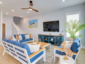 Steps to Beach: Vibrant House in Galveston!