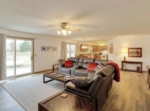 Henderson Home w/ Patio: 1 Mi to Norfork Lake