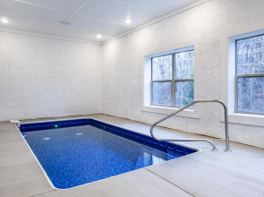 Swimming Bears Lodge 2 with Pool, Hot Tub and Theater