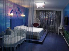Love In A Fallen City Theme Hotel