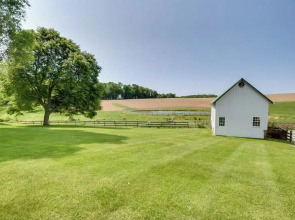 2 Mi to Wineries: Calm Cottage on 90 Acres w/ Barn