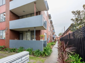 Light 2 Bedroom Apartment in Elwood With Balcony
