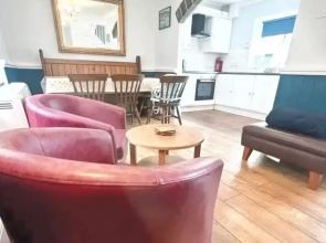 3 Bed Harbour-view Cottage Sleeps 6 - Dog Friendly