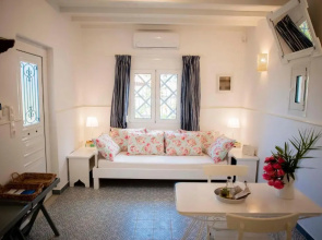 250 metres from the sea an independent tiny house with a yard full of flowers! Spitaki the Little House!