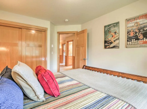 Spacious Family Townhome: Walk to Beach & Downtown
