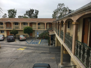 Colonial Pool and Spa Motel