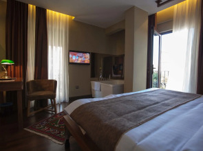 Juliet Rooms & Kitchen