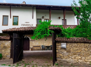 Lovely 5-bed Authentic House in the Arbanasi