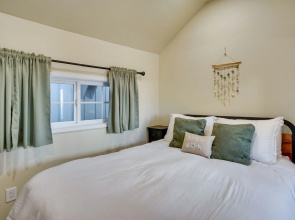 Avalon Cottage < Half-mi to Beaches & Crescent Ave