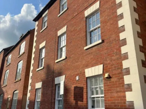 Town centre property with parking/100m from castle