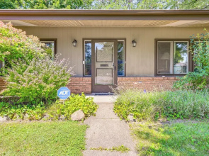 3 Mi to Michigan State: Apt w/ Patio in Lansing!