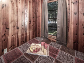 Perfect Cabin, 2 Bedrooms, Fireplace, Midtown, Sleeps 5