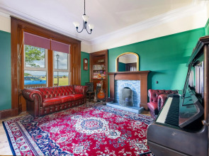 Seaview House - A Traditional Home by the Beach