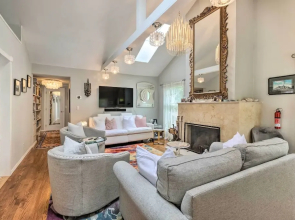 Cute East Hampton Cottage w/ Patio - Walk to Beach
