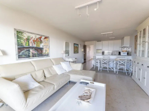 Apartment on Beach Near Town Center