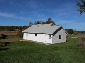 3 Mi to Lake Michigan: The Country Cottage
