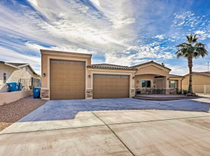 Luxe Retreat w/ Lake Havasu View & Pool!