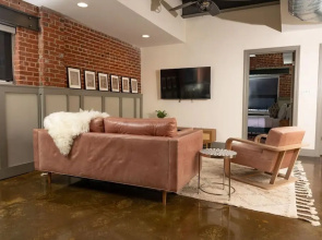 Luxury 2 BR Apartment With Modern Accents Downtown
