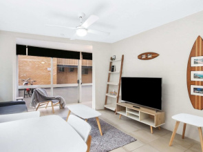 Bright 2 Bedroom Apartment in Burleigh Beach
