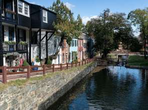Townhouse on Canal