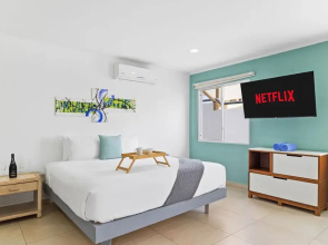 Brand NEW Central Modern Ground Studio With Pool