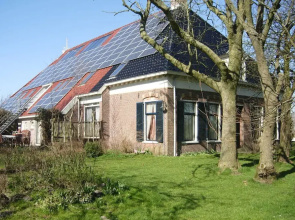 Authentic Farmhouse in Pingjum With Hot Tub