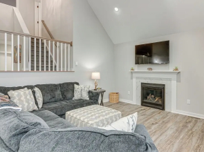 Lake & Pool Access: Poconos Family Getaway!