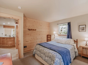 95gs - Hot Tub - Wifi - Pets Ok - Sleeps 4 2 Bedroom Home by RedAwning