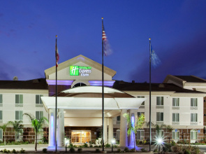 Holiday Inn Express & Suites Dinuba West by IHG