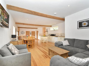 5 Bed Barn Conversion - with Private Hot Tub