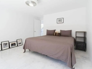 SH001 5 Bedroom Holiday home By Senstay