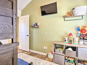 5 Mi to Big Bear Lake: Cozy Cottage w/ Hot Tub