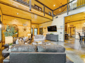 Broken Bow Cabin Near Choctaw Casino: Hot Tub!
