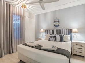 Tropical Unit with Private Fenced Garden Close to The Beach 5