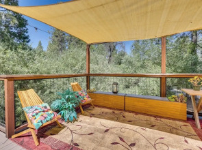 Peaceful Wooden Cabin, 2 Mi to Bass Lake!